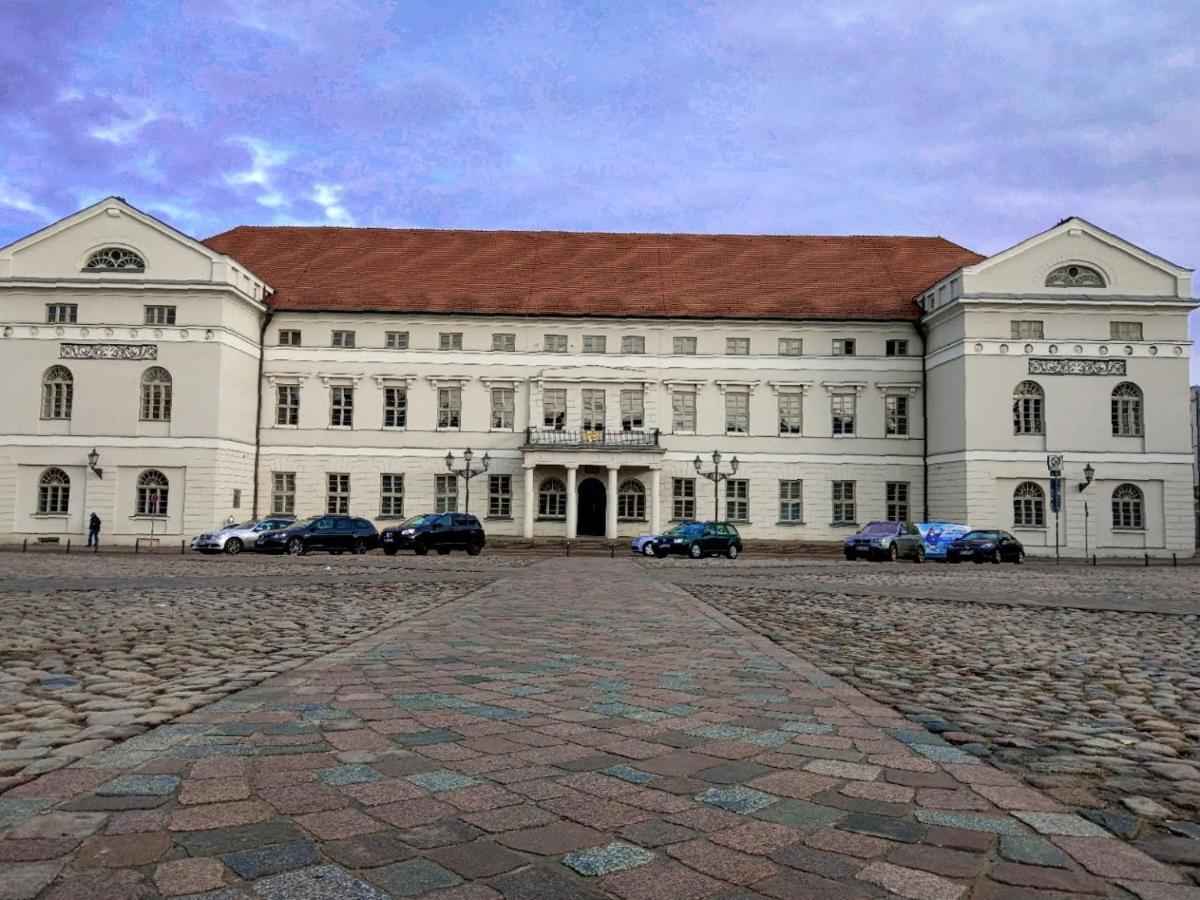 In Der Hansestadt Mit Blick Auf Ostsee