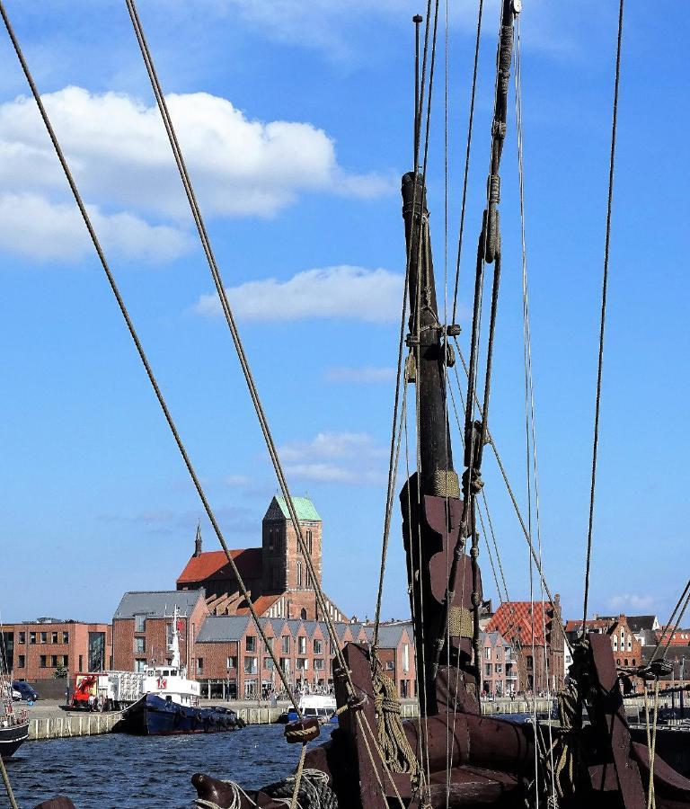In Der Hansestadt Mit Blick Auf Ostsee Wismar
