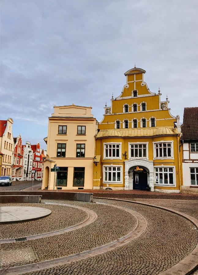 In Der Hansestadt Mit Blick Auf Ostsee Wißmar