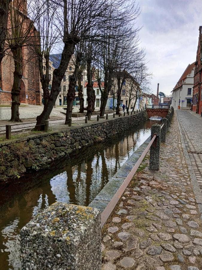 In Der Hansestadt Mit Blick Auf Ostsee